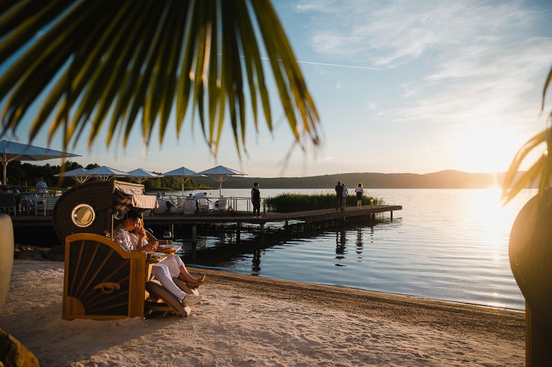 Pärchen in einem Strandkorb vor dem Restaurant