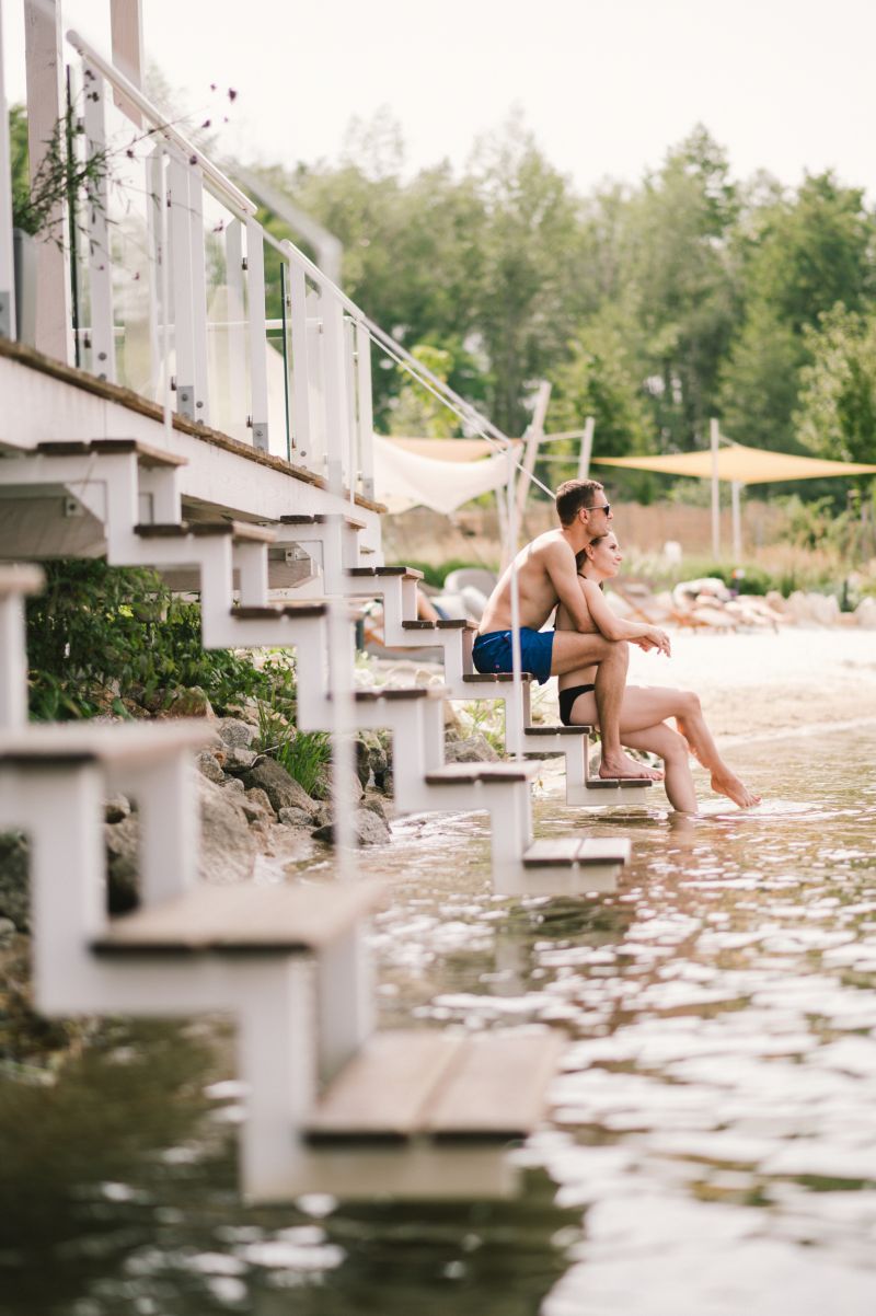 Pärchen auf der Treppe der Wellenschlag Junior Suiten