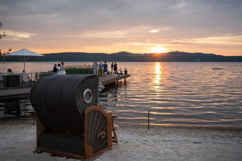 Blick auf dir Terrasse und einen Strandkorb beim Sonnenuntergang