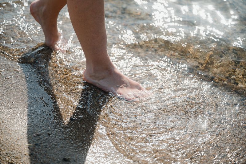Füße am Wasser