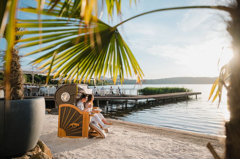 Blick auf einen Strandkorb auf dem Sportstrand