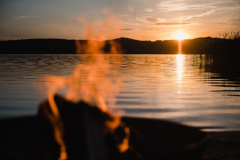 Seeblick mit Sonnenuntergang