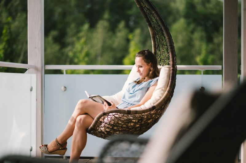 Dame liest in einer Hängeliege