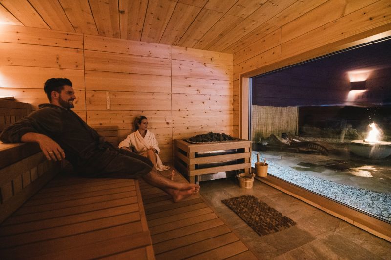 Pärchen entspannt sich in der Außensauna