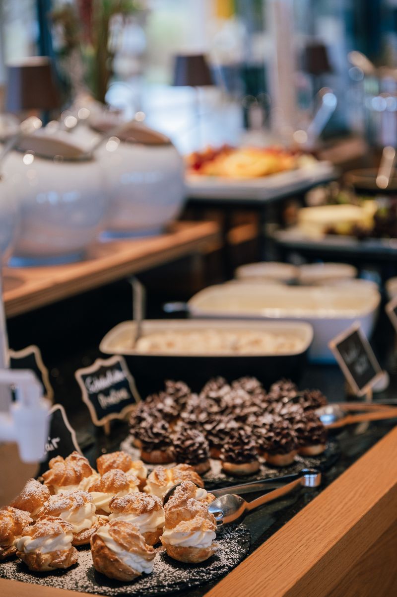Blick auf die süßen Desserts und den Joghurt auf dem Brunchbuffet
