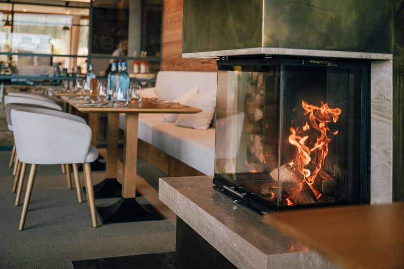 Blick auf den Kamin im Kaminzimmer