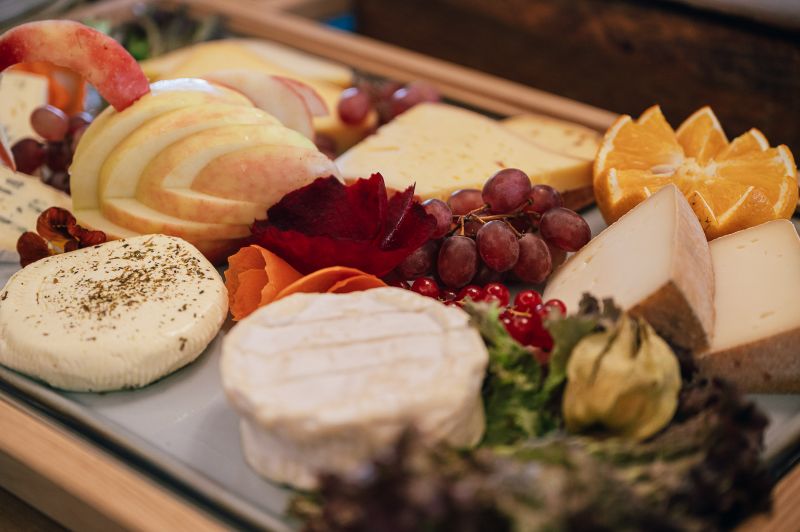 Käseplatte auf dem Brunchbuffet