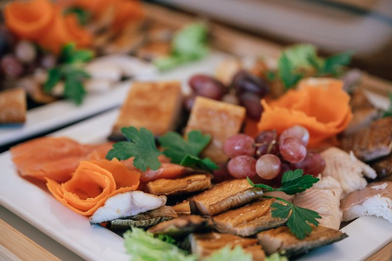 Fischvariation auf einem Gemüsebett auf dem Brunchbuffet