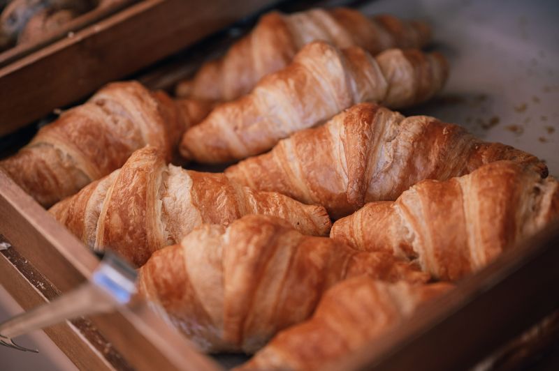 angebotene Croissants auf dem Brunchbuffet