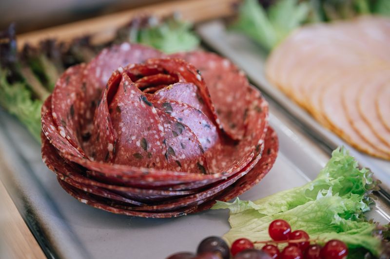 Salamiblume auf dem Brunchbuffet