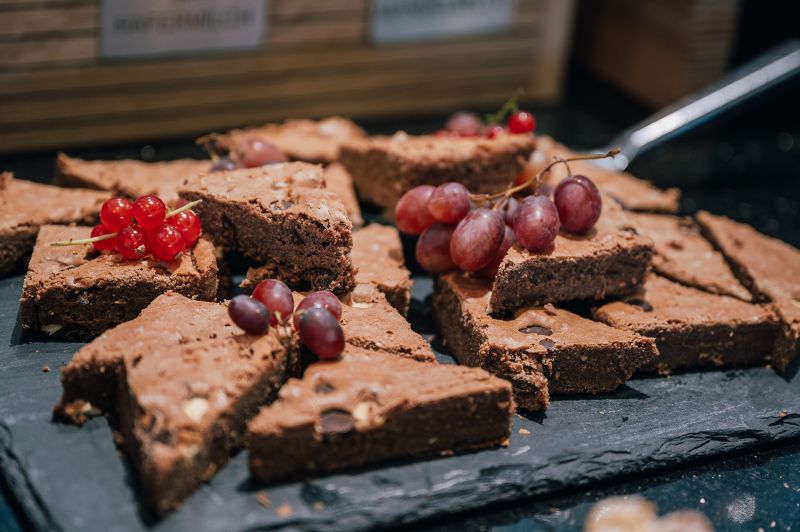 Browniekuchen auf dem Brunchbuffet