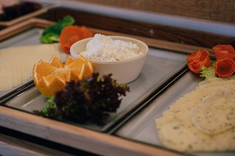 körniger Frischkässe auf dem Brunchbuffet