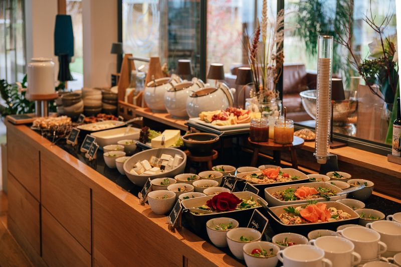 Müsli- und Obstecke auf dem Brunchbuffet