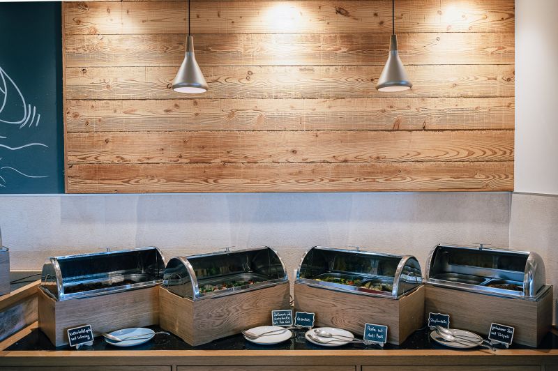 Blick auf die 4 Chafings für die warmen Speisen auf dem Brunchbuffet