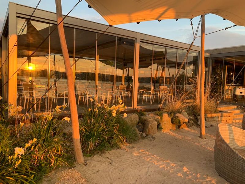 Blick auf die sich im Glas Spiegelnde Sonne in der Beachbar