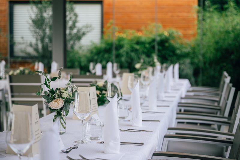 Festlich eingedeckte Tische in der Beachbar