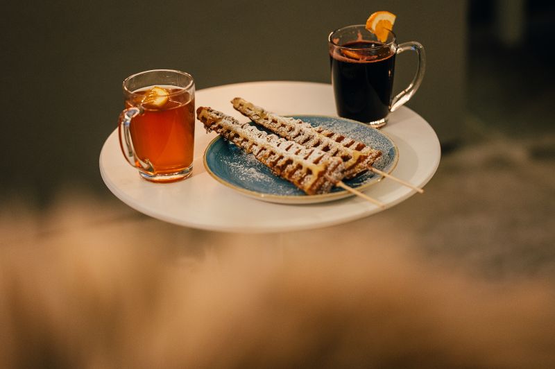 Teller mit Waffeln und 2 gefüllte Glühweingläser