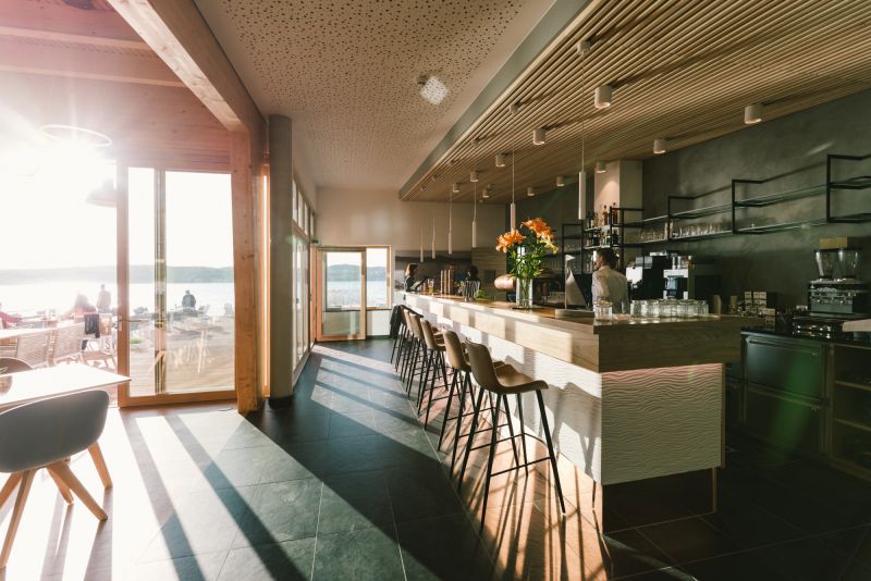 Sonnenlicht fällt auf die Restaurantbar