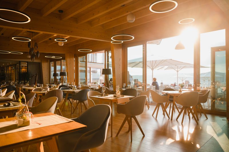 Sonnenlicht fällt auf die Tische im Restaurant