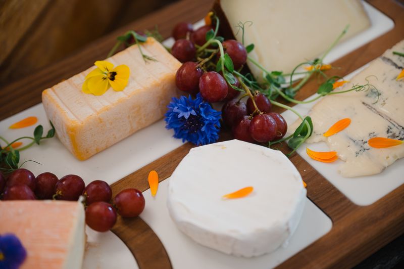 Käseplatte auf dem Brunchbuffet