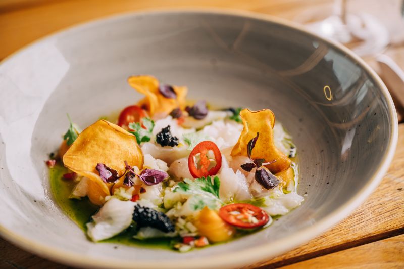 Tellergericht mit Gemüse und Gemüsechips