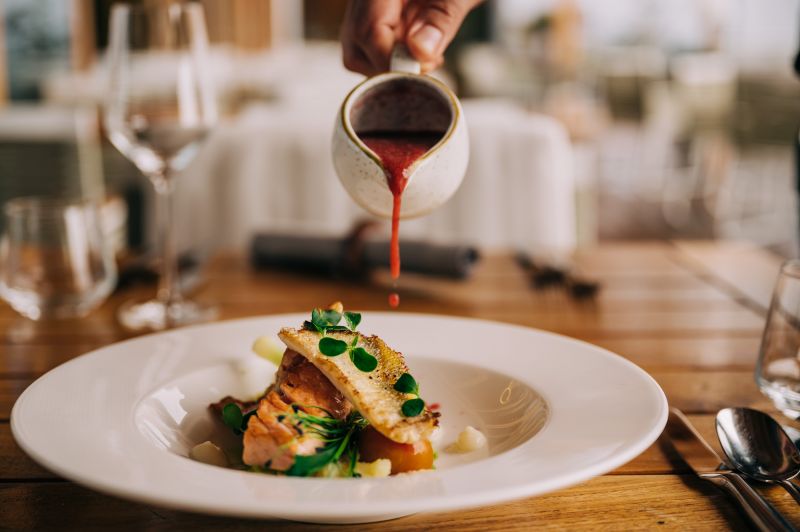 Tellergericht mit Zanderfilet, Gemüse und brauner Soße