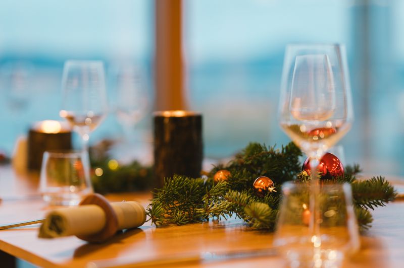 ein winterlich eingedeckter Tisch im Restaurant