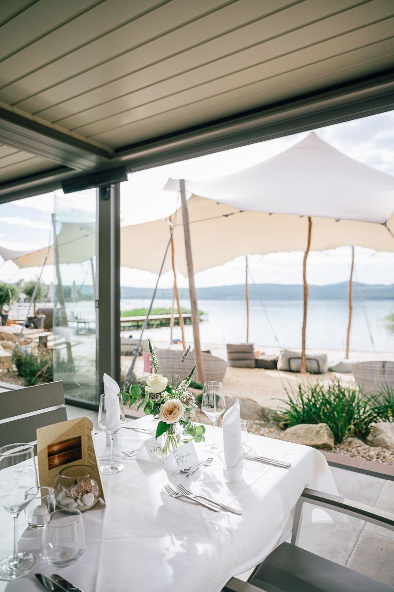 Festlich gedeckter Tisch in der Beachbar 