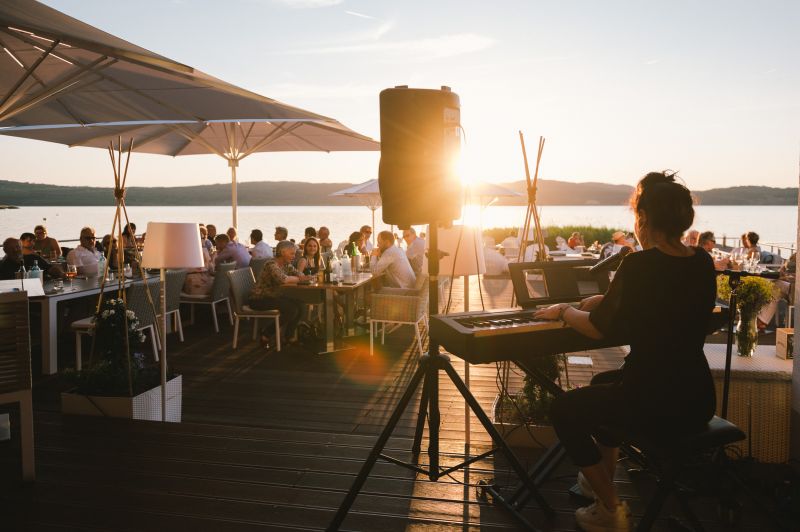 Blick auf Pianistin an einem Keyborad beim Mittsommernachts-Event