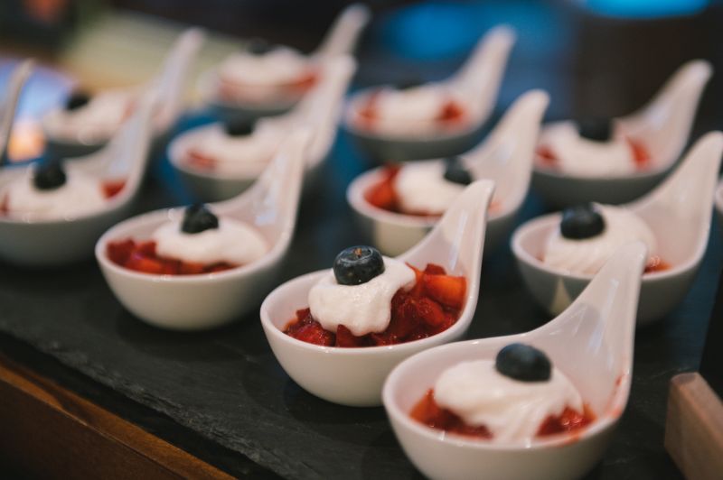 kleine Dessertschälchen mit Joghurt und Beeren