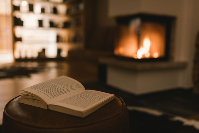 Buch vor dem Kamin in der Bibliothek