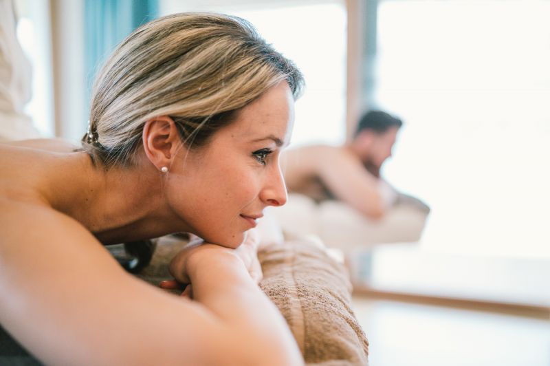 Paar auf den Massageliegen bei einer Paarbehandlung