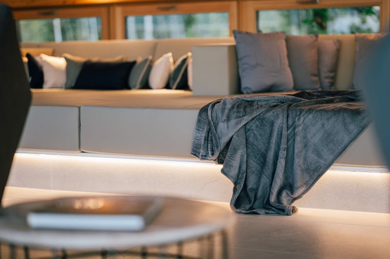 Blick auf die Sitzfläche mit einer Decke im Ruheraum 'Raum der Luft'