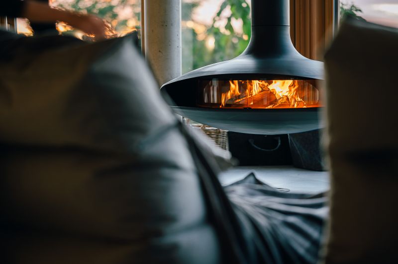 Blick auf den Kamin im Ruheraum 'Raum der Luft'