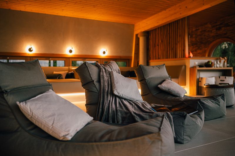 Blick auf die Liegen im Ruheraum 'Raum der Luft'