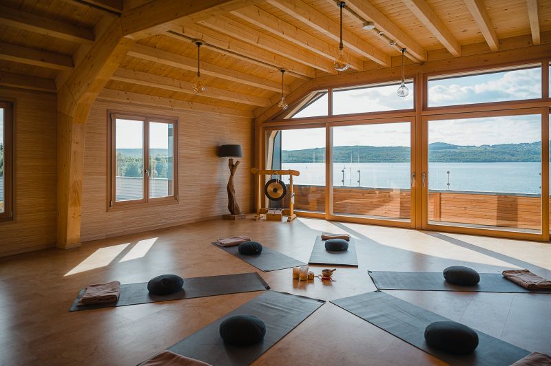 Ausgelegte Yogamatten im Yogaraum des 4-Elemente--Loft