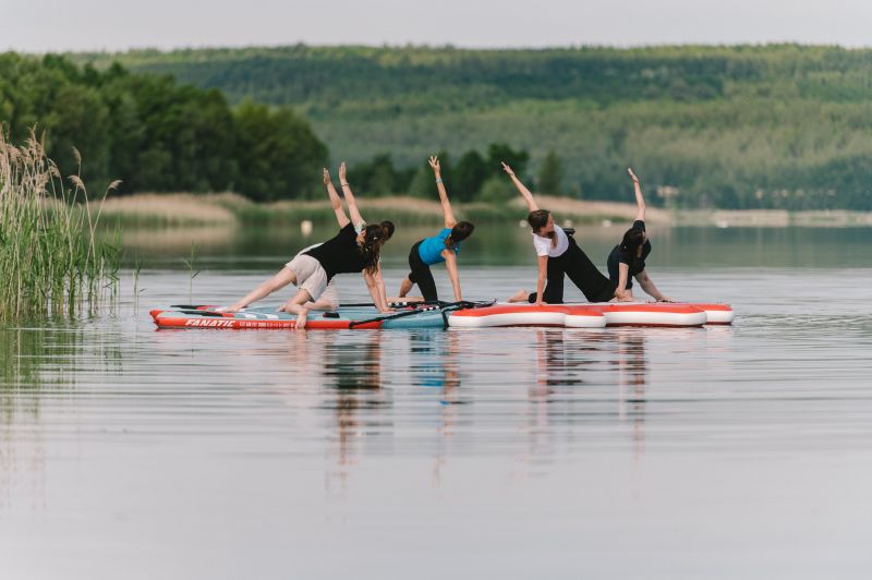 SUP-Yoga auf dem Wasser