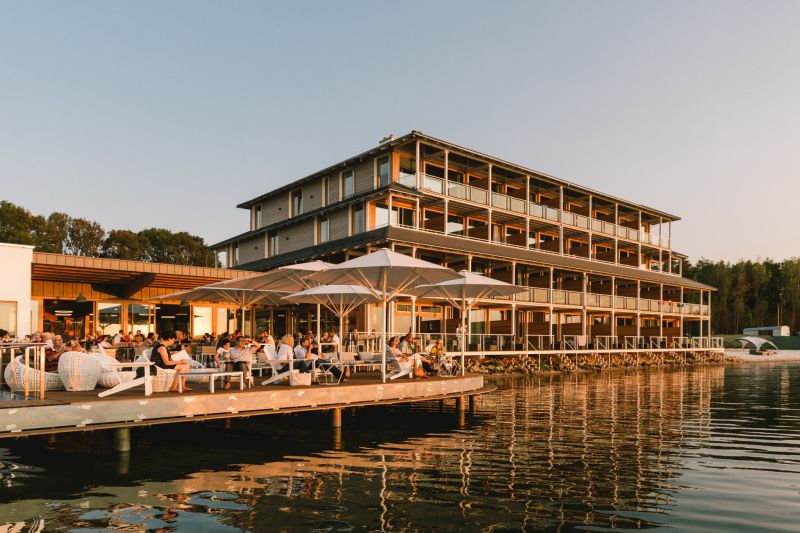 Blick auf die Restaurantteerasse und das Hotel vom Wasser aus