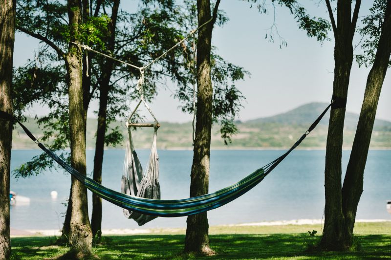 Blick auf zwei Hängeliegen am Sportstrand