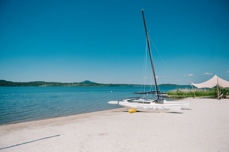 Blick auf den Segelboot am Strand