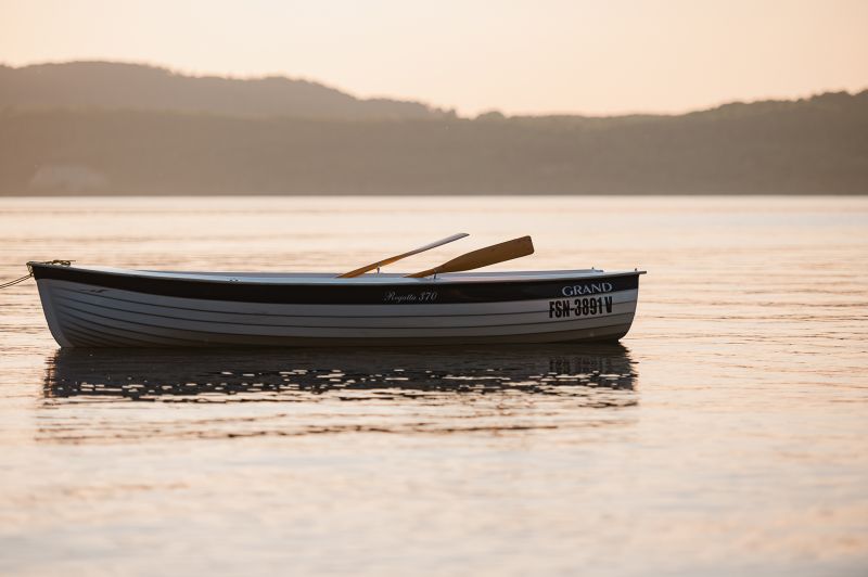 Blick auf ein Ruderboot auf dem Wasser