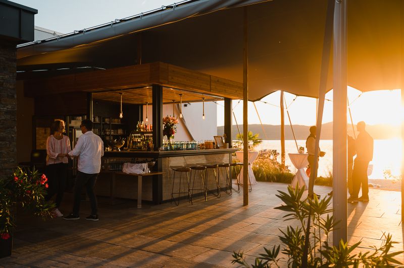 Licht der untergehenden Sonne fällt in die Beachbar