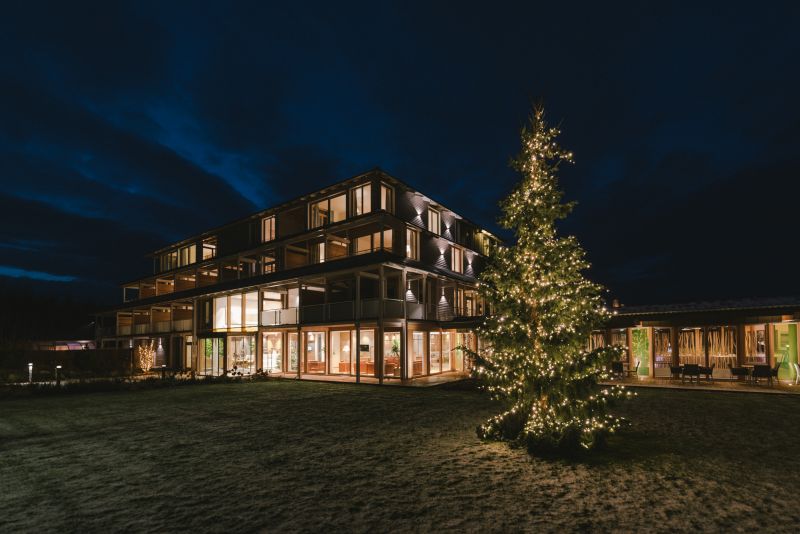 Weihnachtsbaum vor dem Hotel