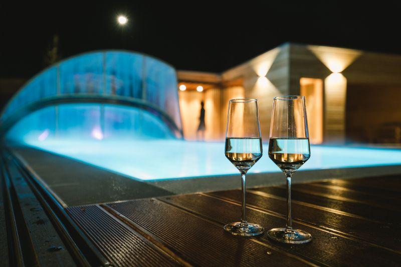 2 Sektgläser vor dem Pool