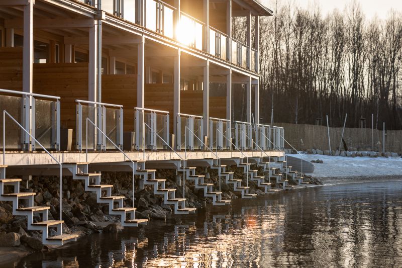 Blick auf die Treppen der Wellenschlag Junior Suiten vom Wasser