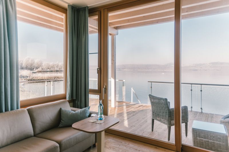 Blick auf den winterlichen See von einer Wellenschlag Junior Suite